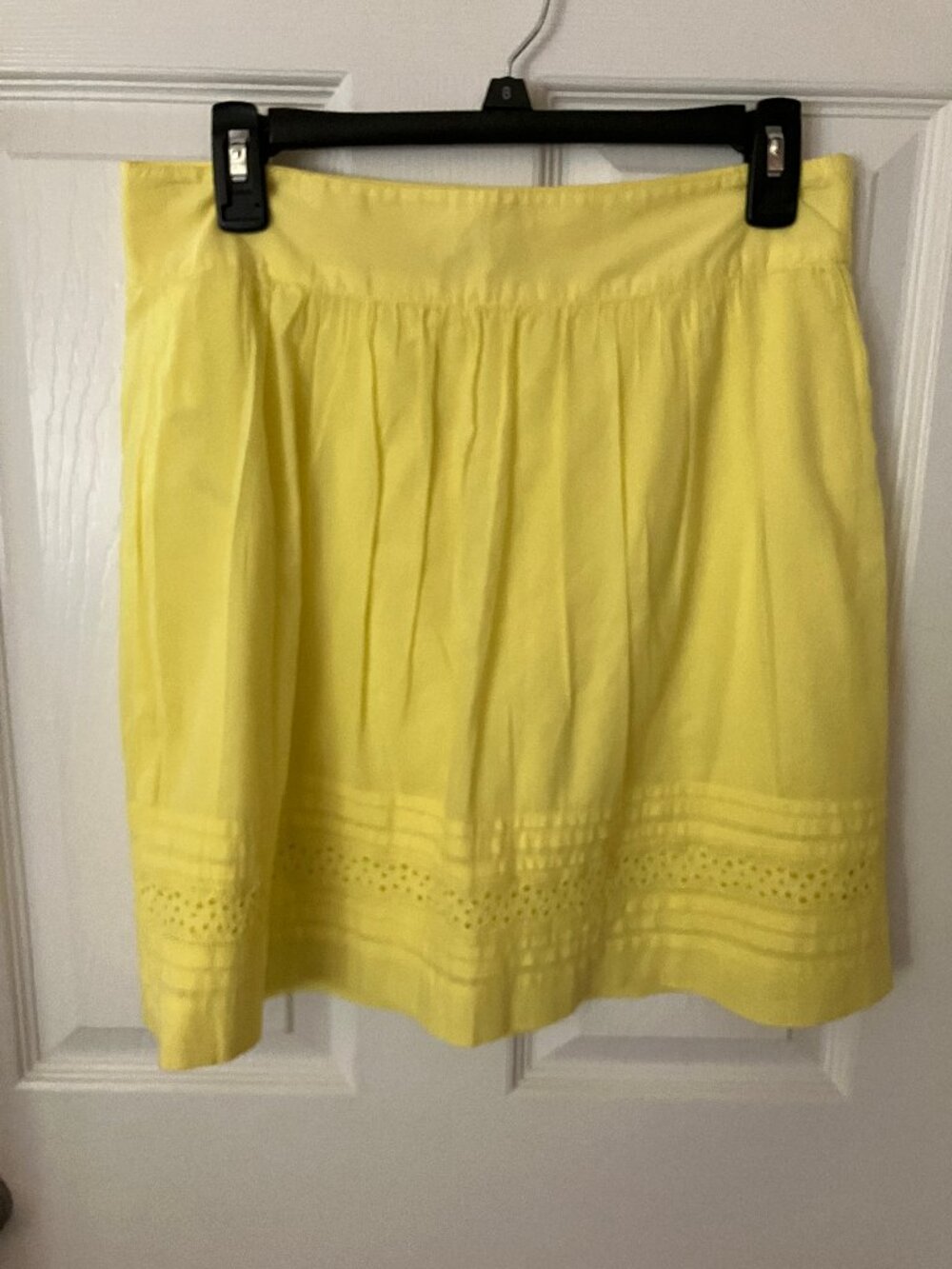 Ann Taylor LOFT Mini Skirt Yellow color Cotton eyelet hem pleated Sz 0